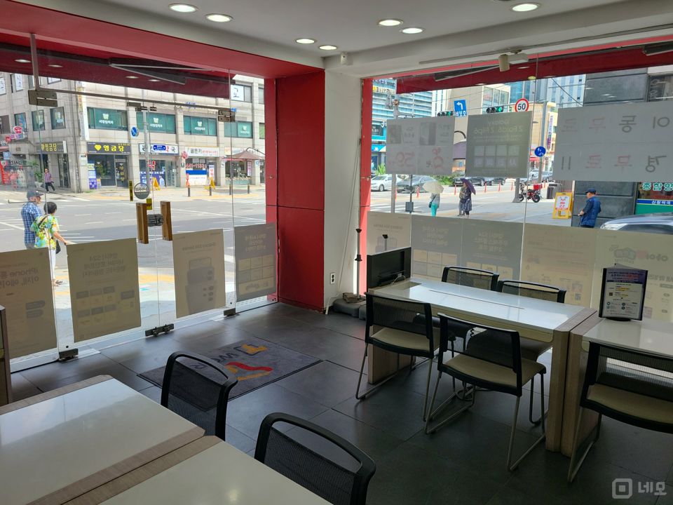 암사동 대로변 코너자리에 위치한 이동통신점 매물의 3번째 사진