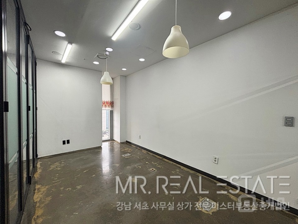 실사진 학동역1분 주차4대 룸9개 S급인테리어 대로변 무권리 매물의 12번째 사진