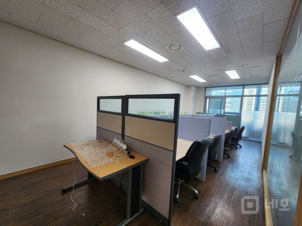 가산디지털 단지역 연결건물. 즉시입주.집기인수가능 매물의 3번째 사진