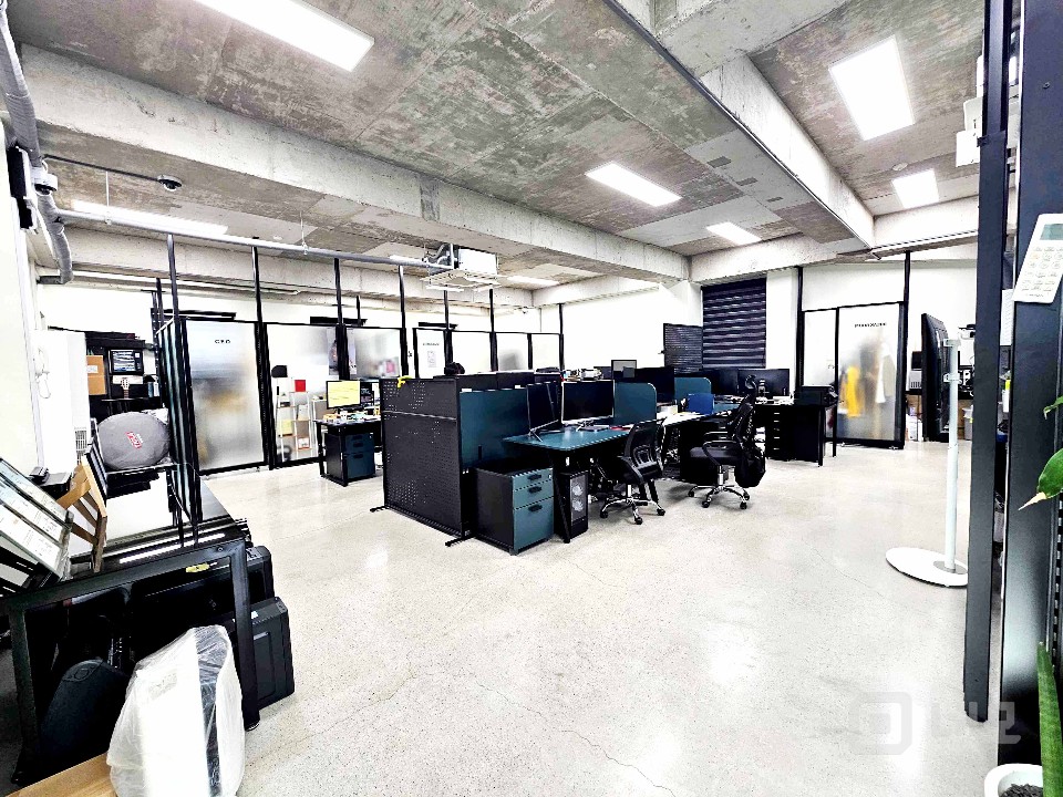 I세븐I 합정역 트렌디한 인테리어 40평대 사무실 매물의 1번째 사진