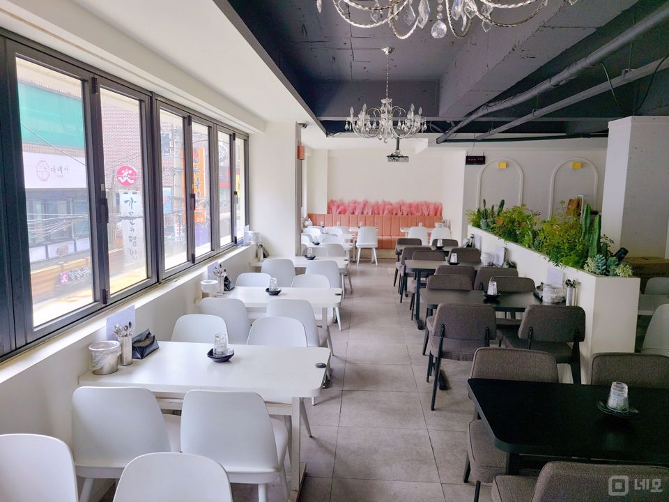 창천동 코너자리에 위치한 요리주점 매물의 4번째 사진