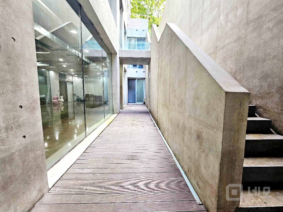 I세븐I 홍대입구역 오피스라인 예쁜건물 지층사무실 선큰구조 매물의 11번째 사진