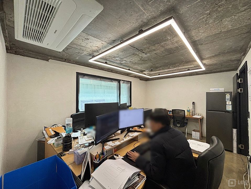 양재역 5분.역세권.리모델링건물.노출천장.세련된사무실.소형가성비사무실 매물의 5번째 사진