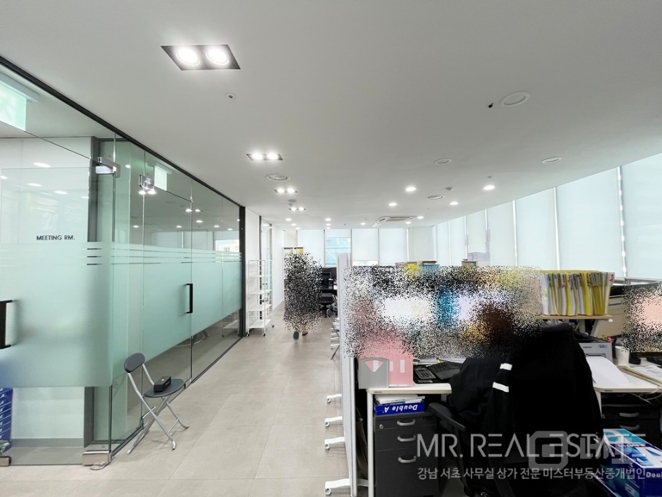 논현역1분 초역세권 단독층 빠른입주 대로변코너 무권리화이트톤인테리어 매물의 12번째 사진