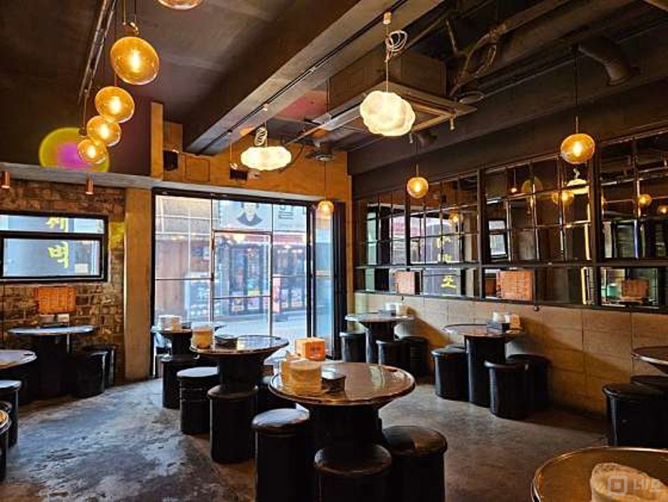 동선동 번화가에 위치한 정육 식당 매물의 2번째 사진