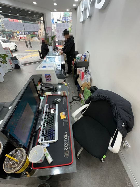 대로변 코너 1층, 은행나무시장 인근에 위치한 시흥동 이동통신점 매물의 2번째 사진