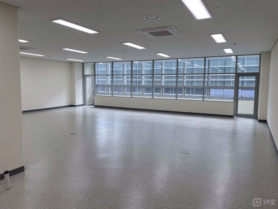 청라 버스정류장 바로 앞 지식산업센터 내 사무실 매물의 1번째 사진