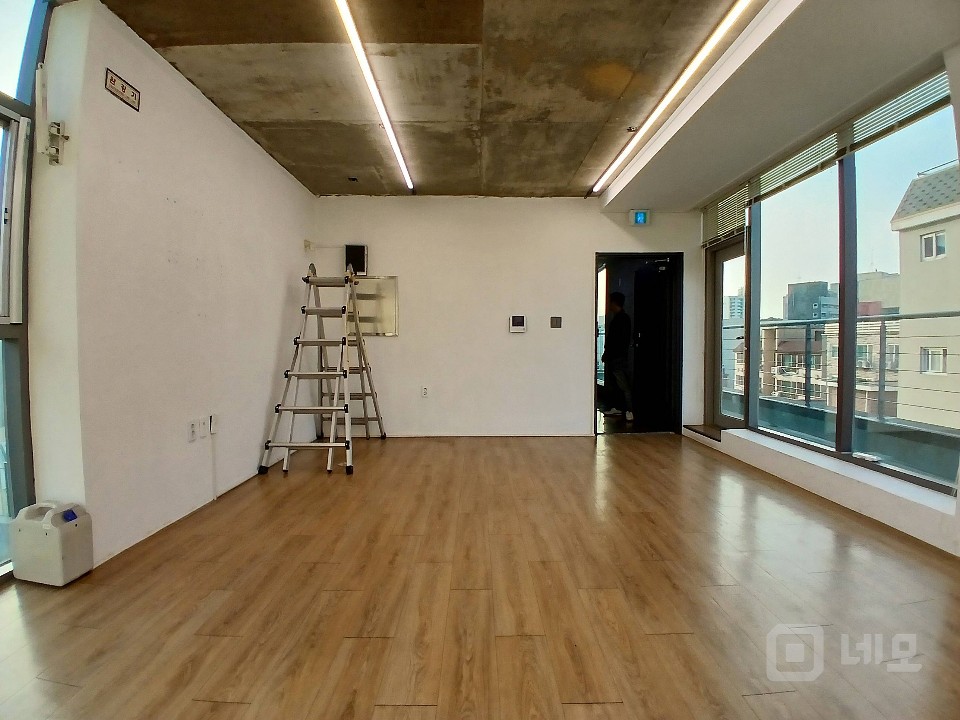 홍대입구역 15분 거리 신축급 조용한 주변의 고급 사무실 매물의 6번째 사진