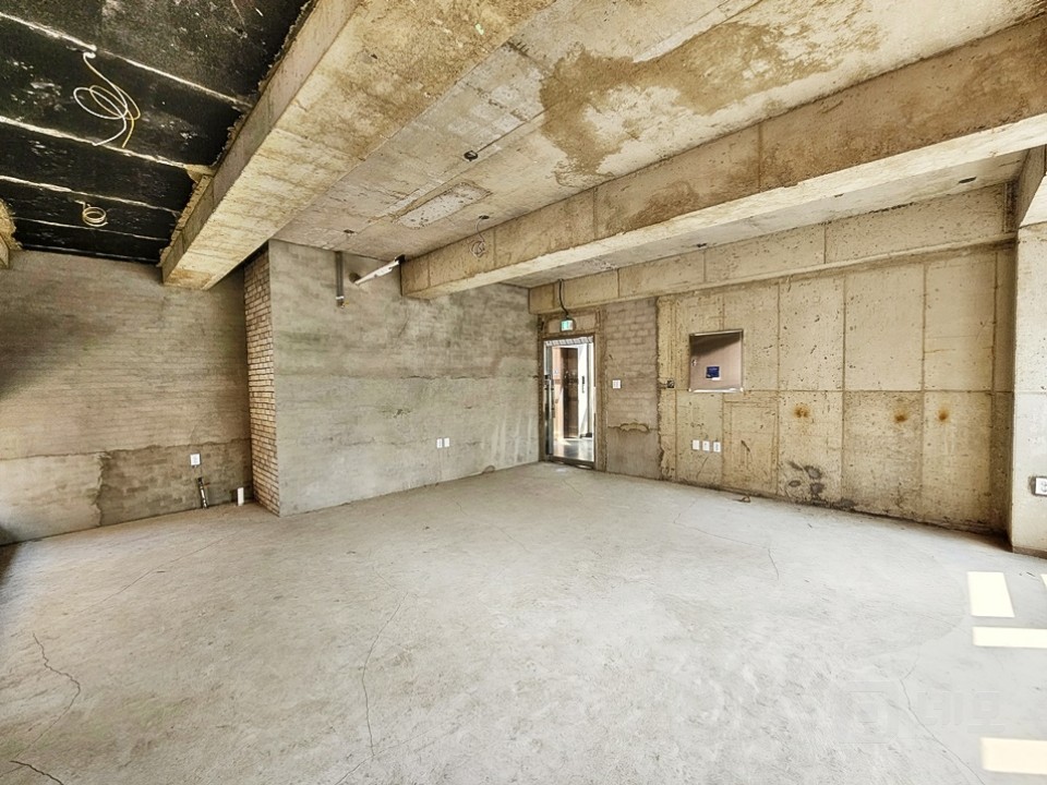 JS 망리단길 메인대로 신축급 무권리 신축 상가 매물의 6번째 사진