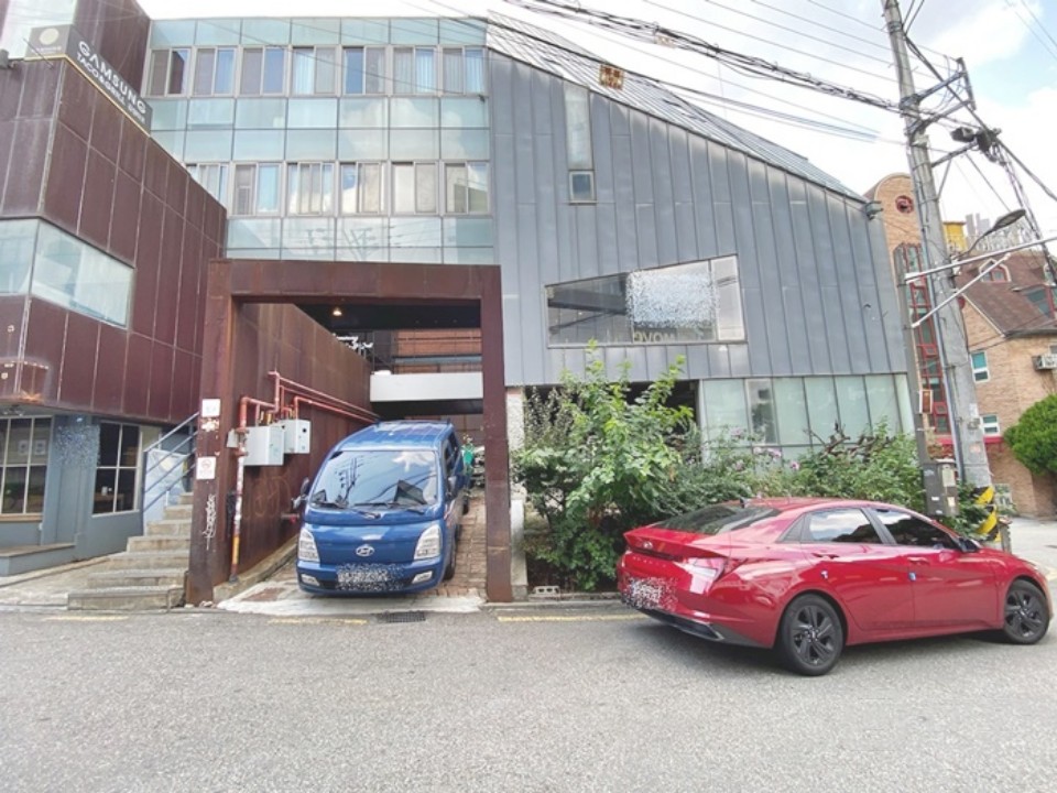 SY 홍대 무권리 넓은 테라스 통창 1층 상가 사무실 매물의 1번째 사진
