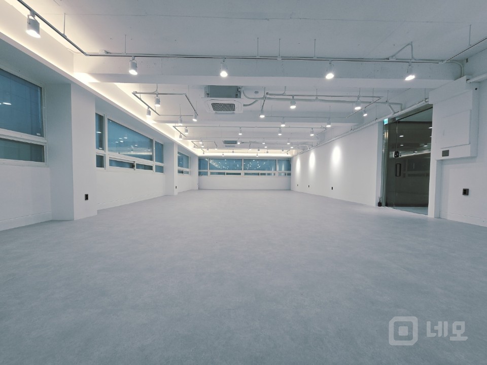 甲 of 甲 인테리어, 공간 활용도 특급, 창고 별도 有, 기둥x 매물의 1번째 사진