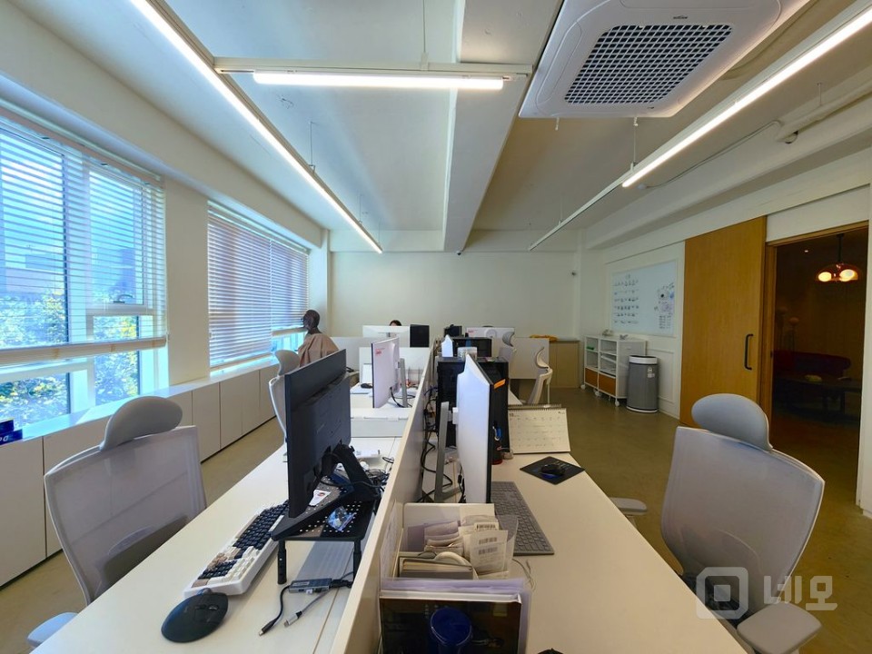 카페 감성 가득한 오피스, 창밖으로 녹음이 펼쳐지는 공간 매물의 5번째 사진