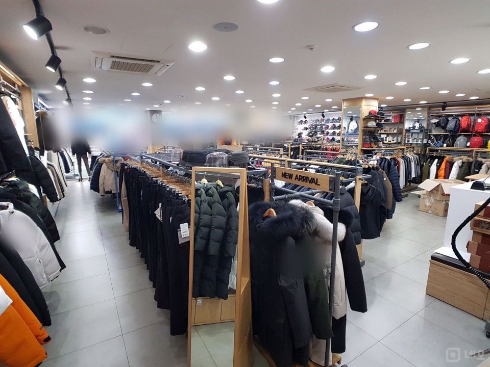 당곡사거리 인근 대로변에 위치한 의류 매장 매물의 2번째 사진