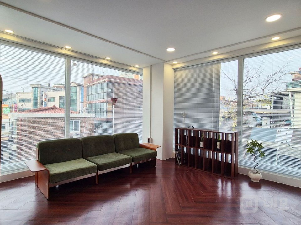 리모델링 럭셔리 건물 외관 통창 세련된 공간 임대 매물의 7번째 사진