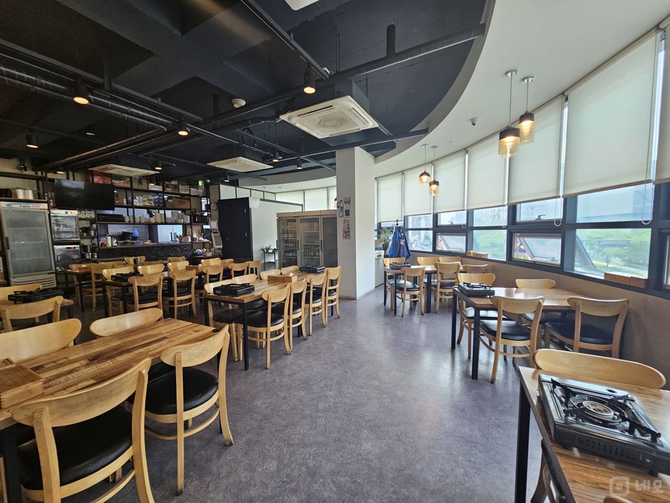 유동인구 많은 마곡동 발산역 먹자골목 내 2층 음식점 매물의 2번째 사진