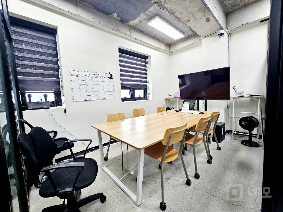 I세븐I 합정역 트렌디한 인테리어 40평대 사무실 매물의 8번째 사진