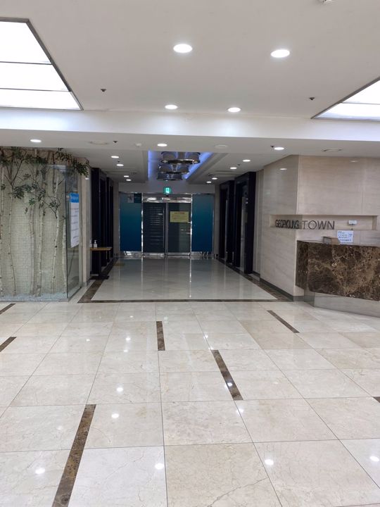 화이트톤의 깔끔하고 깨끗한, 수납공간이 많은 사무실입니다. 매물의 16번째 사진