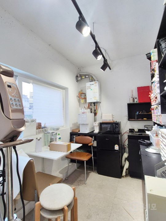 무권리 세련된 화이트톤 공간 유동인구 활발한 상권 내 위치  매물의 5번째 사진