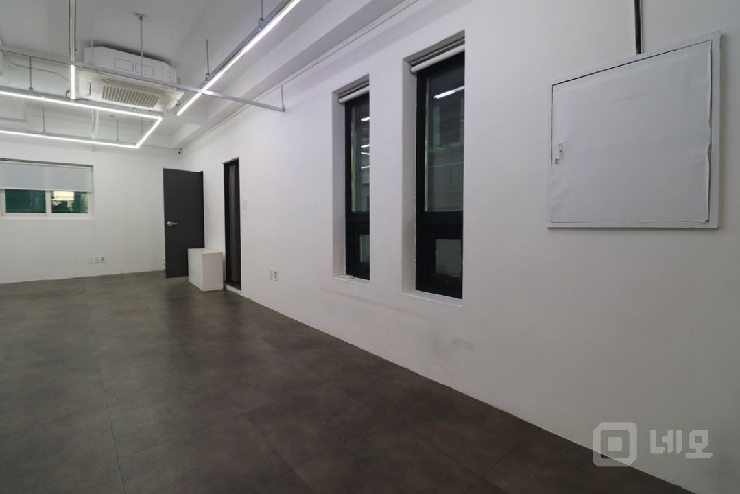 홍대입구역 합정역 도보 10분 편리한 위치의 신축급 무권리 1층 사무실 매물의 10번째 사진