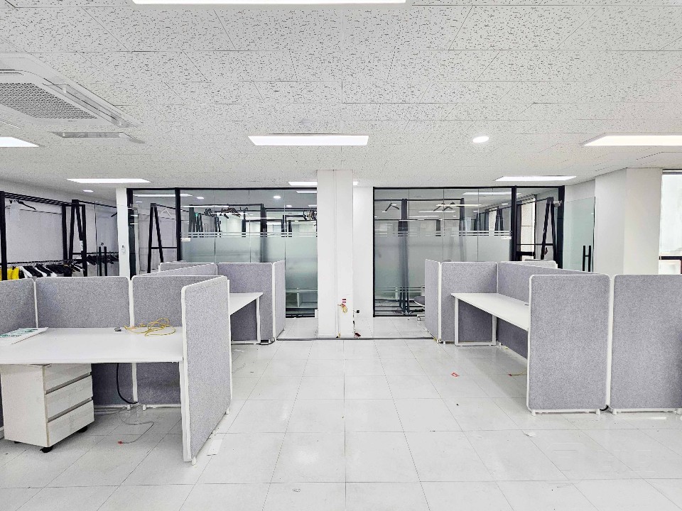 I세븐I 홍대·합정 오피스라인 인테리어 완비 80평대 사무실 임대 매물의 5번째 사진