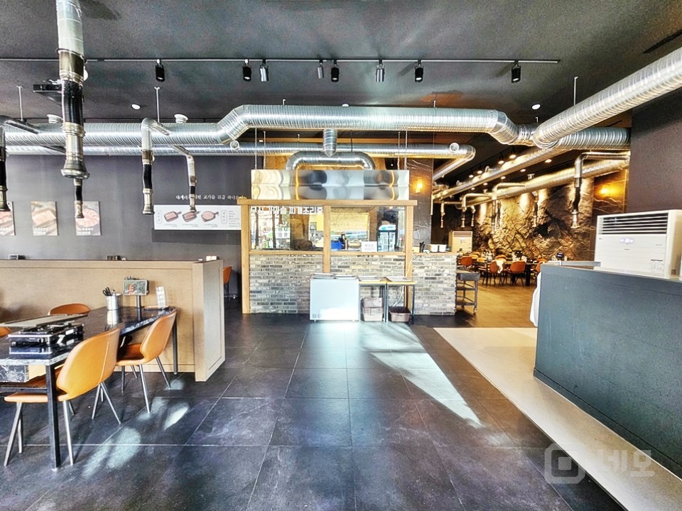 JS 홍대입구역 사거리 인근 대로변 대형 1층 상가임대 매물의 3번째 사진