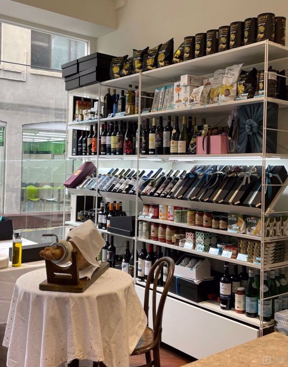 이태원동 장진우거리, 다양하게 이용 가능한 주류판매점 매물의 1번째 사진