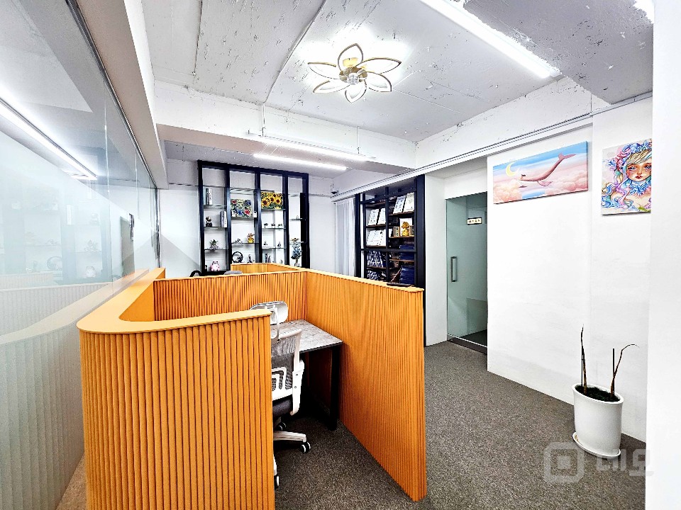 I세븐I 홍대역세권 인테리어완비 32P 사무실 임대 매물의 3번째 사진