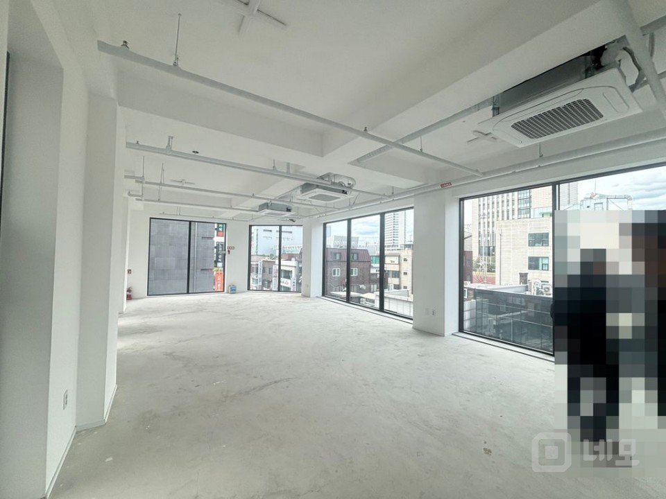 무권리 이대앞 신축 첫입주 이면 통창 개방감 좋은 상가 사무실 매물의 6번째 사진