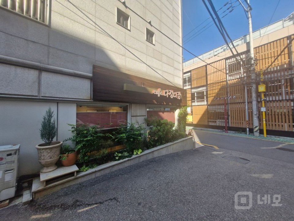☕ 반포동 감성 카페 창업 기회! 권리양도 (가시성 우수한 코너 상가) 매물의 8번째 사진