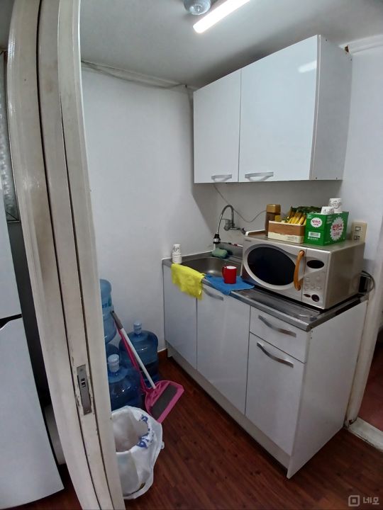 공간분리가 되어있는 넓은 사무실입니다. 매물의 8번째 사진