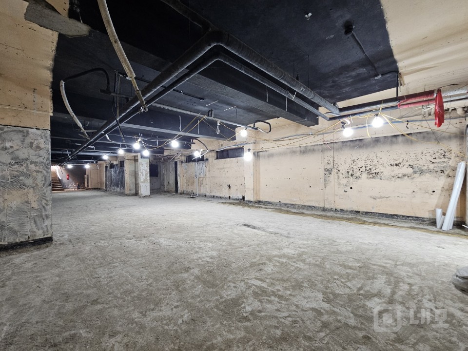 (방이역 1번출구 도보 2분)오금동 지하1층 90평 근생  매물의 3번째 사진