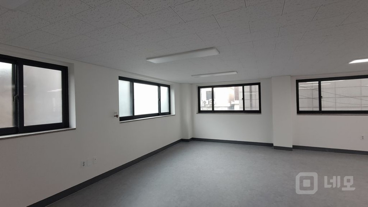 🏢 [홍대입구역 인근] 2층 단독 사무실 — 바로 사용 가능! 매물의 1번째 사진