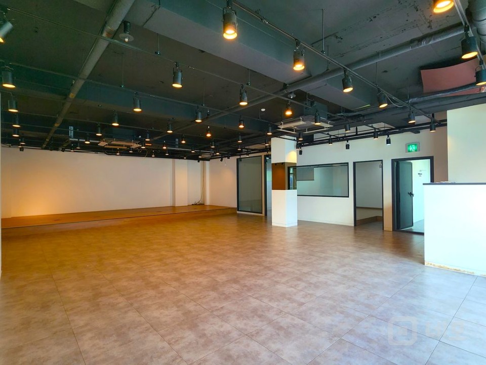 브랜드·스튜디오·교육시설 모두 어울리는 망원 핵심 입지 매물의 5번째 사진