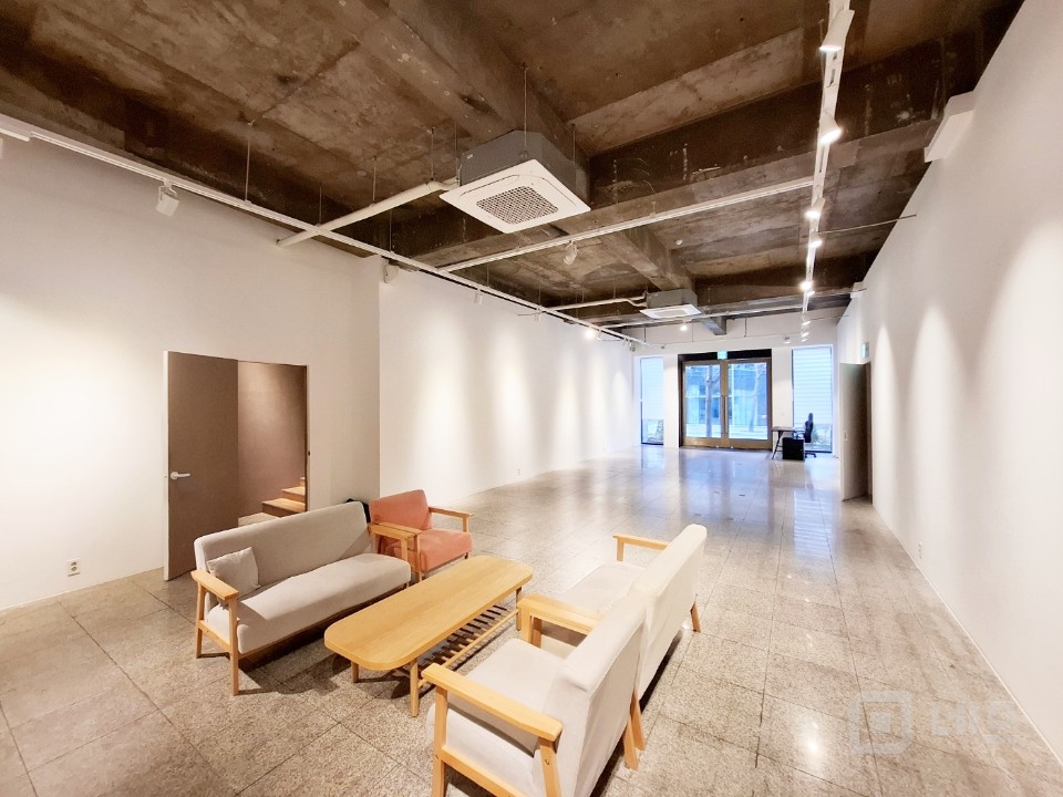 [홍대입구역 인근] 1층 대형 상가 — 갤러리·브랜드숍 최적 입지! 매물의 2번째 사진