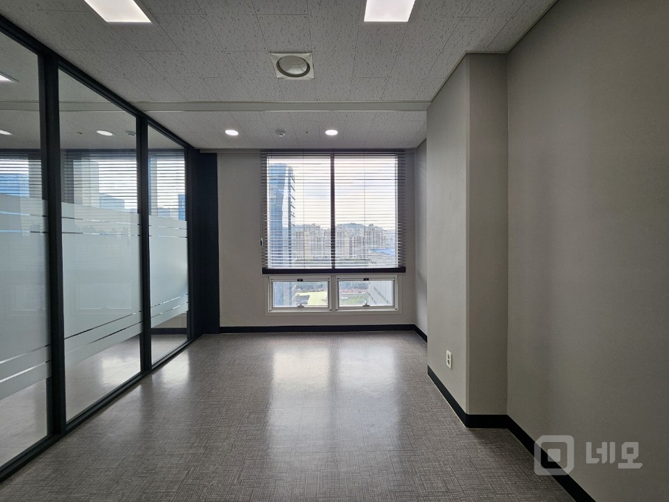 실30평 룸2개 탕비실 인테리어 깔끔, 가성비 좋은 사무실 임대 매물의 4번째 사진