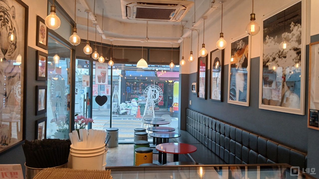 강남구 논현동, 깔끔한 인테리어와 최적의 입지를 자랑하는 1층 상가 매물의 1번째 사진