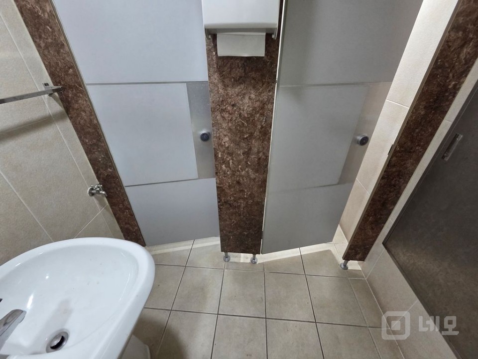 신촌역 도보 4분/홍대입구역 5분 역세권 전용148평 무권리 사무실/상가 매물의 13번째 사진