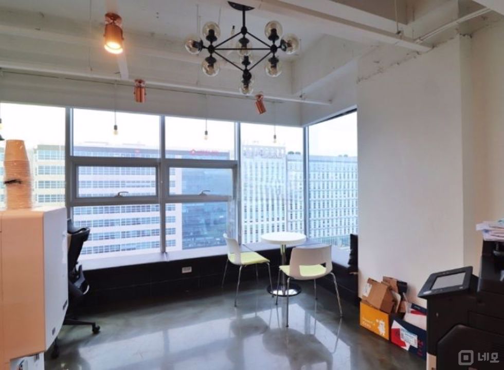 인테리어 완벽설치 입주 협의 가능한 중형 사무실 매물의 7번째 사진