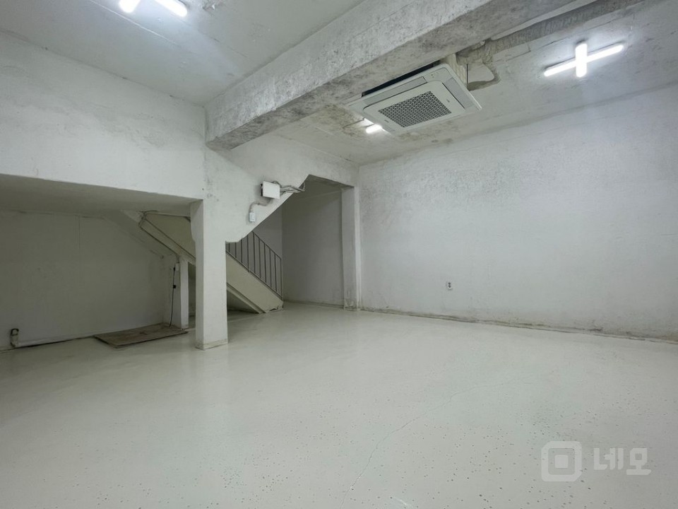 RICH 무권리 .신촌역7분 .명물길메인 .가성비.다양한업종추천 .지층 매물의 3번째 사진