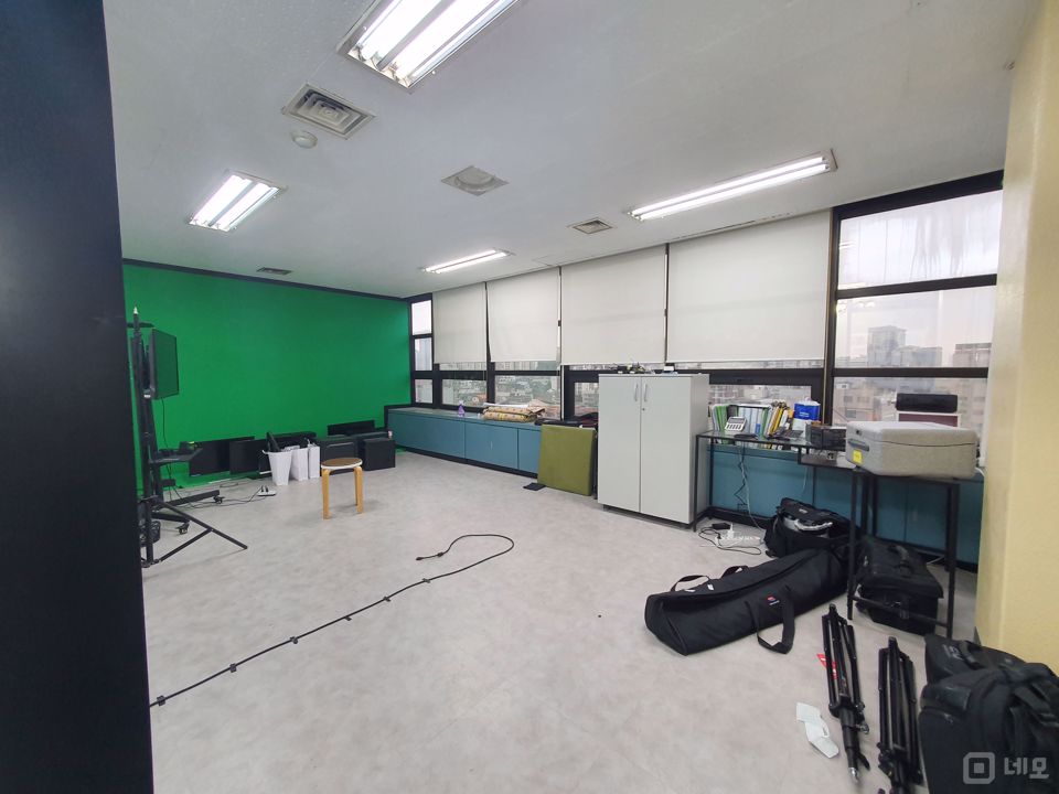 창천동 버스정류장 바로 앞 가시성 좋은 사무실 매물의 1번째 사진