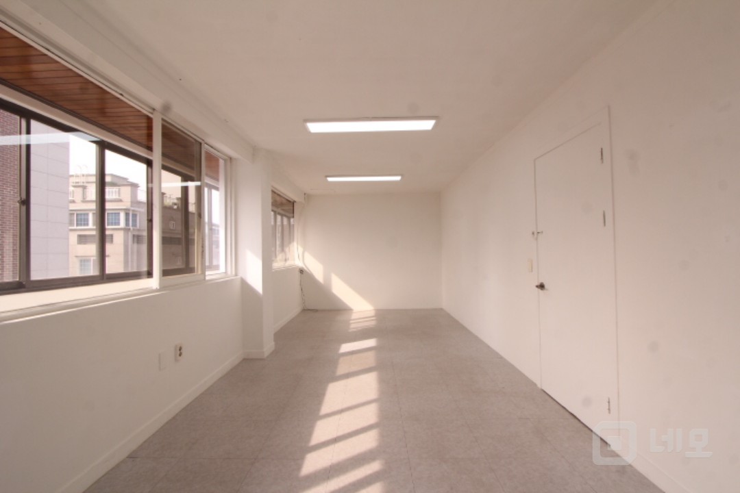 ● 채광좋은 화이트톤 매력넘치는 사무실 매물의 1번째 사진