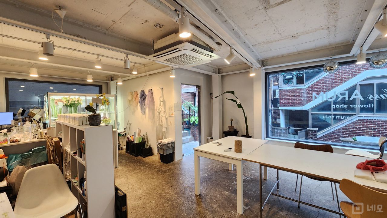 성수동 서울숲역 역세권, 깔끔한 인테리어, 시설 완비된 꽃집 매물의 1번째 사진