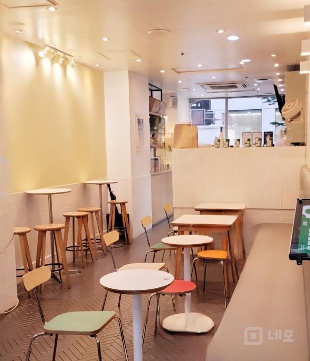 국회 맞은편 여의도 오피스 중심가 역세권 도로변 노출 상가 매물의 3번째 사진