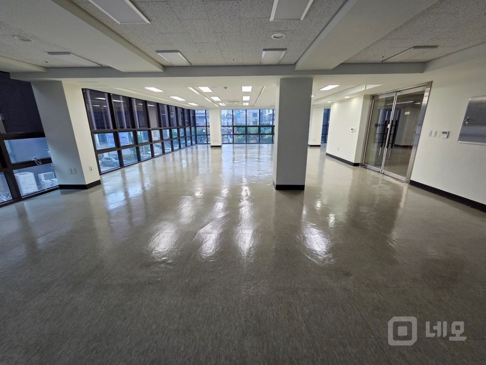 신촌역 도보 4분/홍대입구역 5분 역세권 전용148평 무권리 사무실/상가 매물의 4번째 사진