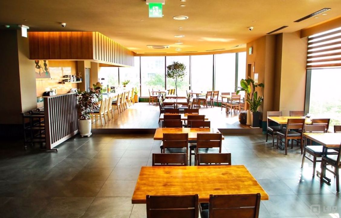 유동인구 많은 여의도역 초역세권 3층 상가 매물의 1번째 사진