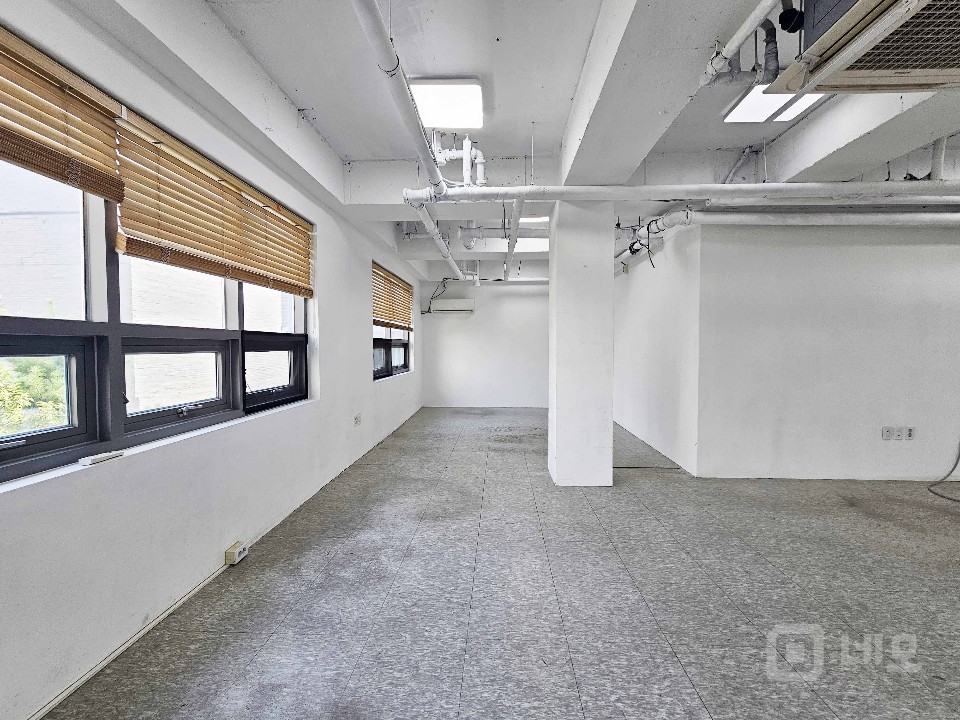 I세븐I 합정역 역세권 높은층고 화이트인테리어 무권리 사무실 매물의 5번째 사진