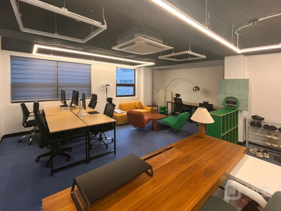 논현동 인테리어 된 6인 오피스 입니다. 매물의 2번째 사진