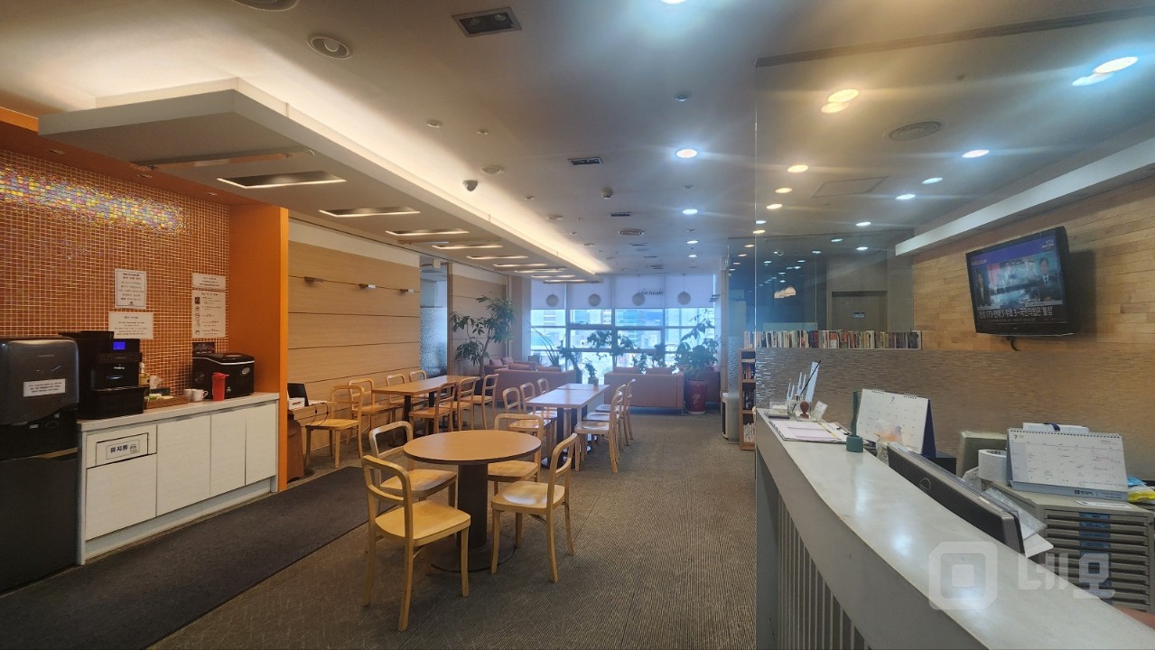 실 140. 성수초역세권 출구 바로 앞 매물의 2번째 사진