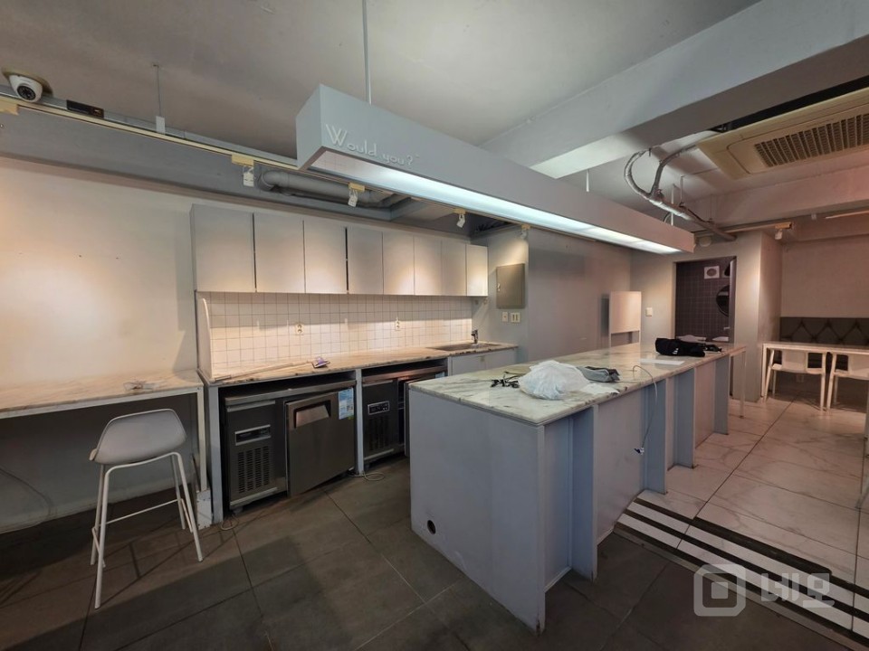 인테리어되어있는 무권리 상가. 교습소.카페.뷰티업종 추천 매물의 2번째 사진