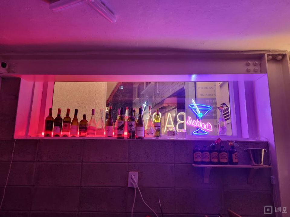 유동 인구 많은, 연남동 미로길 반지하 바 매물의 15번째 사진